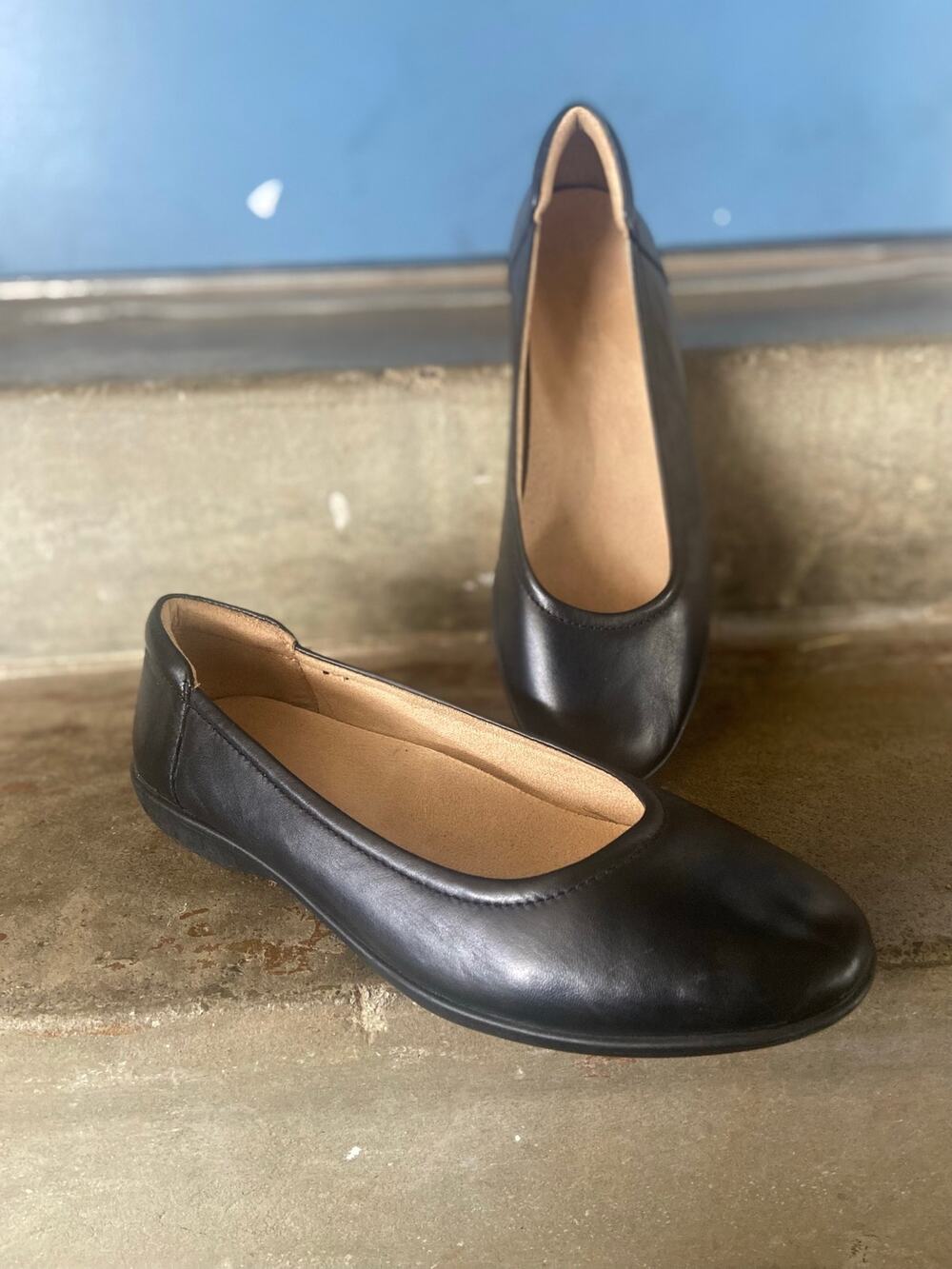 Naturalizer Vivienne black leather ballet style slip on shoe